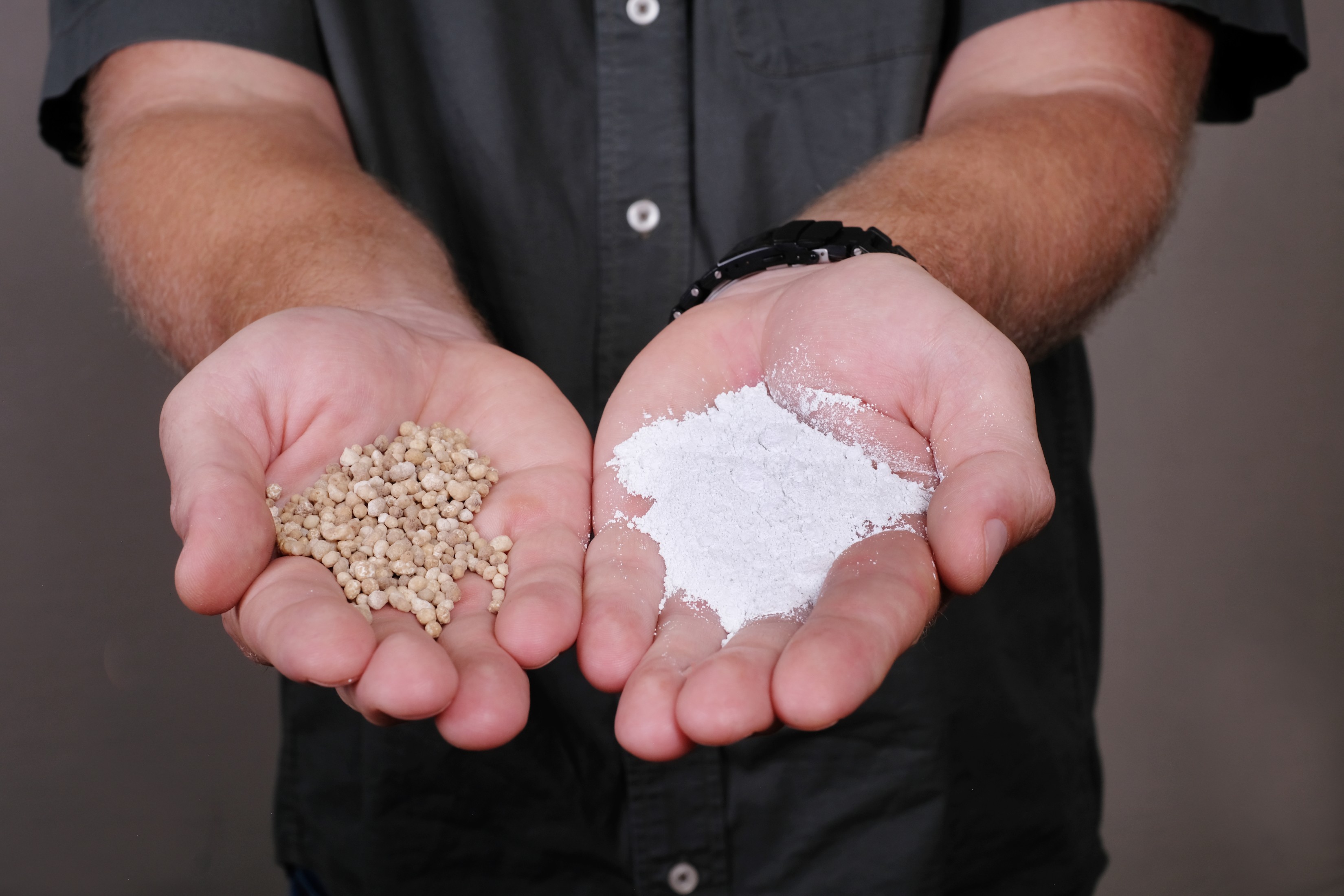 Uncoated vs treated granules side-by-side — shows the visible difference of EL-I Tech application